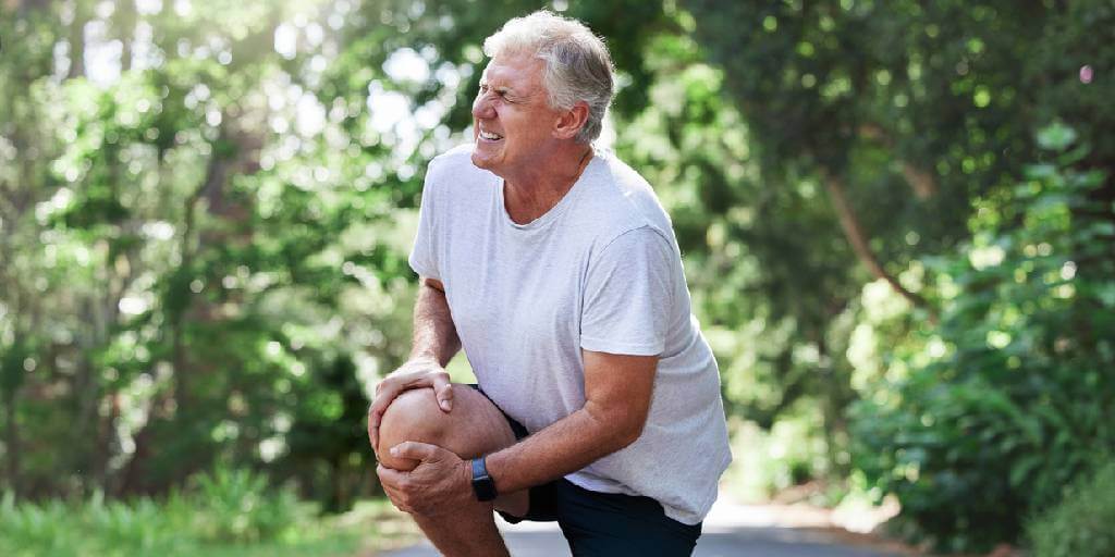 ¿Tienes dolor de rodilla? Descubre qué hacer y qué evitar para cuidarte