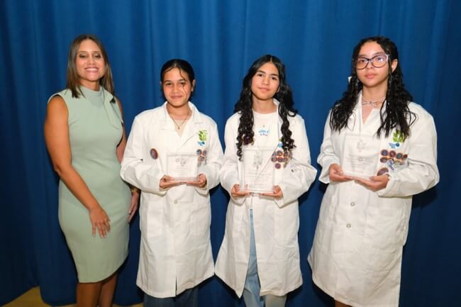 Sylnés Centeno, directora de Asuntos Corporativos de Amgen junto a las estudiantes Anna Sofia Marrero Sierra , Hallix Rosado González y Gabriela Sofía Ortiz López