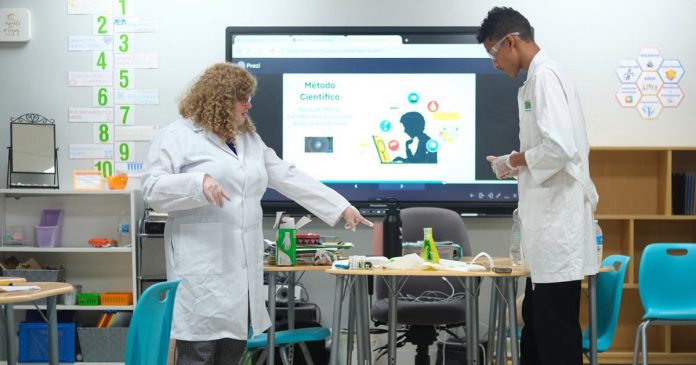 Más de 22,000 estudiantes puertorriqueños se beneficiaron del programa Científicos al Servicio, una iniciativa educativa de Ciencia Puerto Rico (CienciaPR) que promueve la participación activa de expertos en STEM (ciencia, tecnología, ingeniería y matemáticas) en la educación científica del país, en su modalidad virtual y presencial, culminó con gran éxito sus más recientes ediciones.