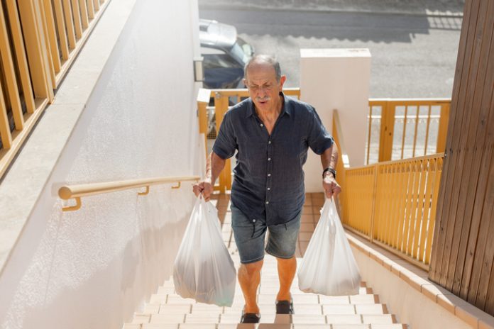 Levantar 5 kilos: el gesto cotidiano que podría anticipar enfermedades crónicas