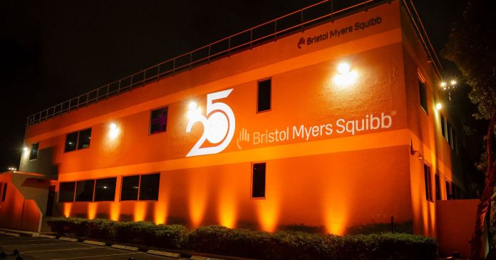 Bristol Myers Squibb ilumina su edificio en apoyo a pacientes de esclerosis múltiple
