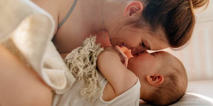 Investigadores afirman que la calidez de la madre en la infancia influye en la salud física y mental