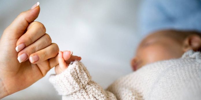 La psicosis postparto es una enfermedad de salud mental grave que puede afectar a las mujeres poco tiempo después del parto