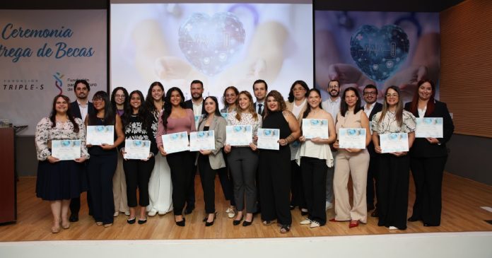 Entregan $238 mil en becas a medicos y profesionales de la salud