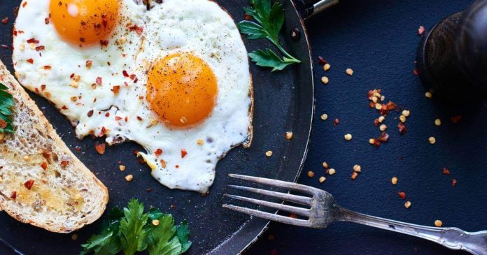 Huevos podrían no ser los culpables del colesterol alto