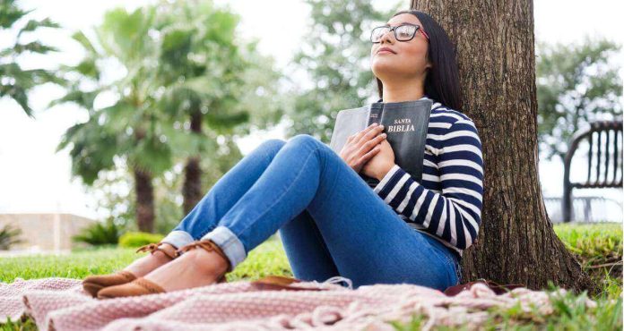 Prácticas como la meditación o la oración, que implican concentración y regulación emocional, se han asociado con sensaciones de paz interior y una actitud más optimista frente a la vida.