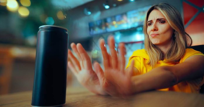 Una investigación ha asociado a las bebidas energizantes con el riesgo de suicidio , mientras que el consumo de café puede reducirlo.