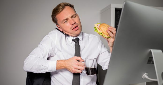 Comer para olvidar: el reto de la alimentación emocional en el trabajo