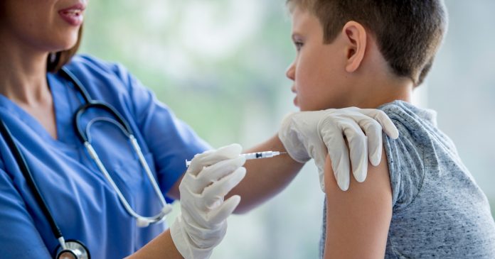 CDC avala retrasar vacuna combinada contra sarampión, paperas, rubéola y varicela