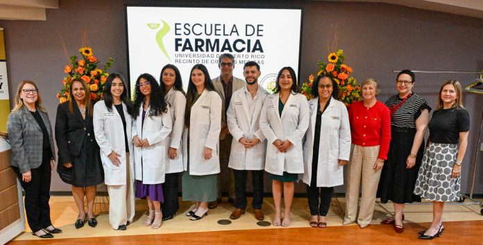 Estudiantes de doctorado en filosofía en farmacia del RCM estrenan batas blancas