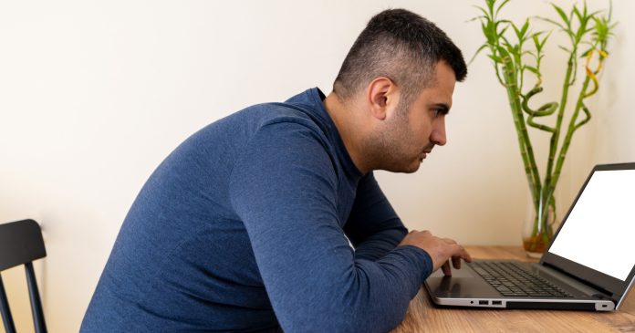 Las malas posturas en el trabajo: un problema más común de lo que parece
