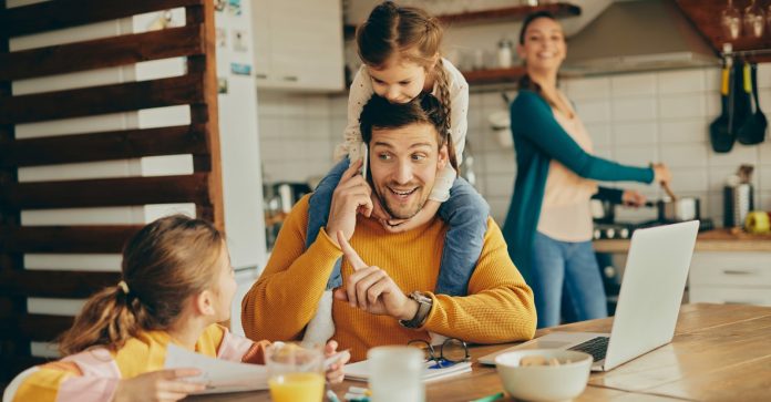 Conciliar trabajo y familia: tips para papás que pasan el día en la oficina