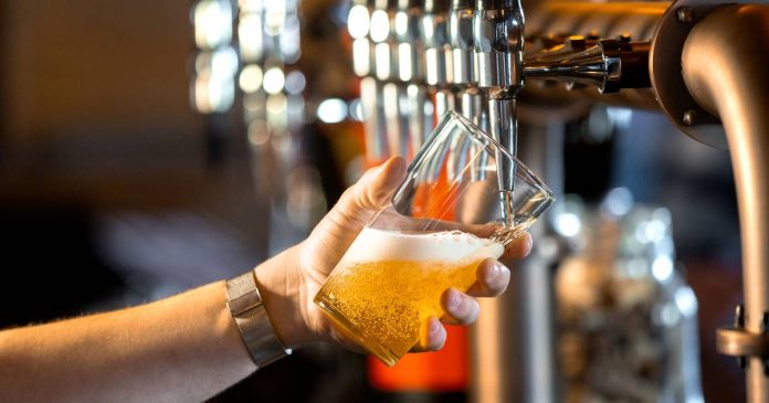 Imagen de una bebida alcohólica utilizada para ilustrar por qué dejar el alcohol es un proceso complejo.