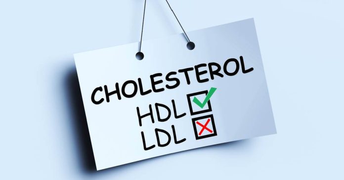 El colesterol es una sustancia cerosa que se encuentra en la sangre y que el cuerpo necesita para formar células saludables.