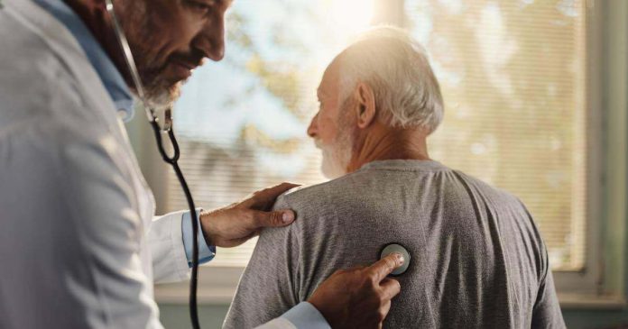 En la hipertensión arterial pulmonar, los vasos sanguíneos de los pulmones se estrechan, bloquean o destruyen