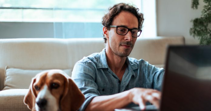 Trabajar desde casa sin caer en la cama: claves para cuidar tu postura y tu productividad