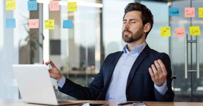 Los beneficios de hacer ejercicio y practicar respiración para reducir la ansiedad en la oficina