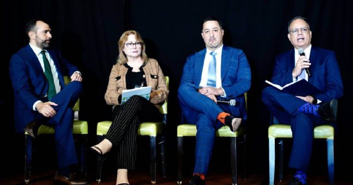 El evento se centró en el anunció de una nueva publicación empresarial y el análisis de la crisis del sistema de salud de Puerto Rico.