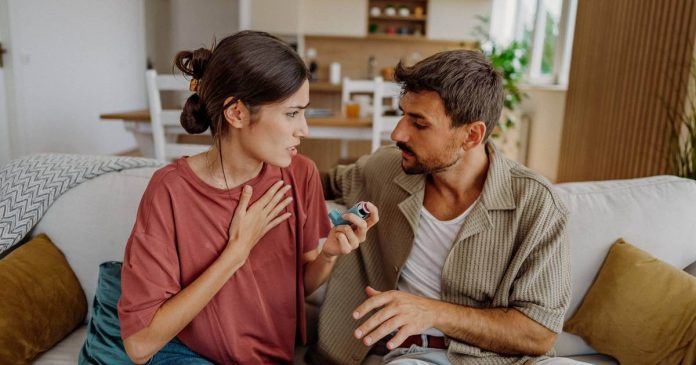 La tuberculosis es una enfermedad infecciosa que es causada por el bacilo tuberculoso, una bacteria que suele afectar los pulmones.