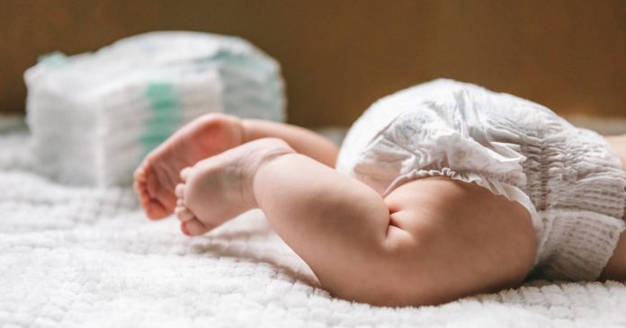 Bebé con pañal visto de espaldas, imagen usada para ilustrar temas de salud infantil.
