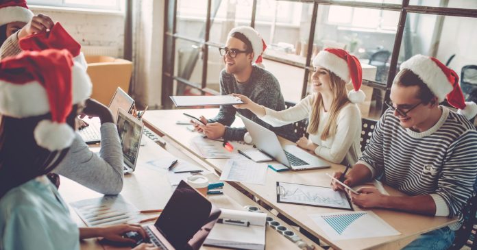 Cómo prepararte en la oficina para disfrutar las fiestas decembrinas sin estrés ni excesos
