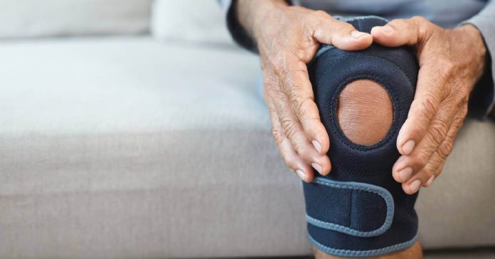 La artrosis de rodilla es una enfermedad degenerativa que generalmente se presenta con mayor frecuencia en personas de edad avanzada.