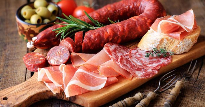 La OMS incluyó las carnes procesadas en la misma categoría de riesgo carcinogénico que el tabaco y el asbesto.