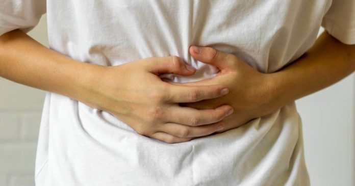 Las EII causan hinchazón e inflamación de los tejidos del tracto digestivo y se manifiestan con la enfermedad de Crohn y la colitis ulcerosa.