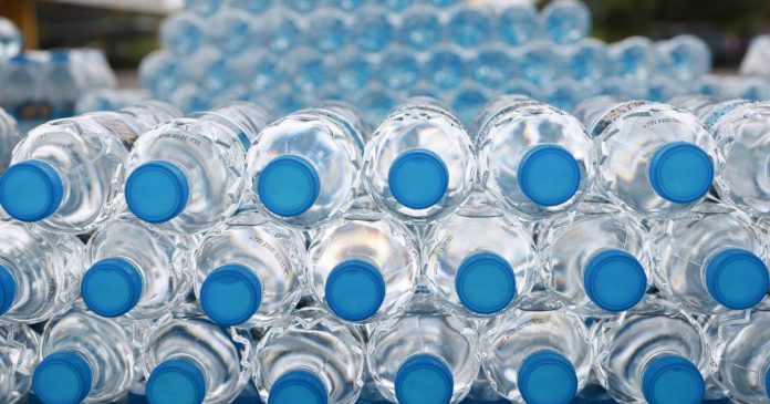 El consumo regular de agua en botella de plástico se ha normalizado sin tener en cuenta las consecuencias que podría tener a largo plazo.