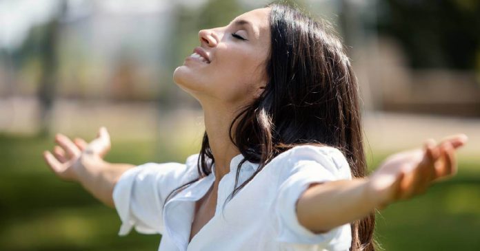 Un nuevo estudio demuestra que el entrenamiento cerebral enfocado en pensamientos positivos puede aumentar las respuesta inmune.