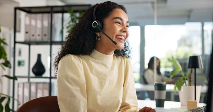 Uso excesivo de audífonos en el trabajo: cuándo es momento de bajar el volumen y darle un respiro a tus oídos