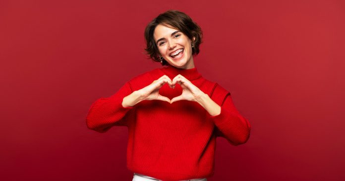 Vístete de rojo este 6 de febrero y únete a la lucha por la salud del corazón de las mujeres
