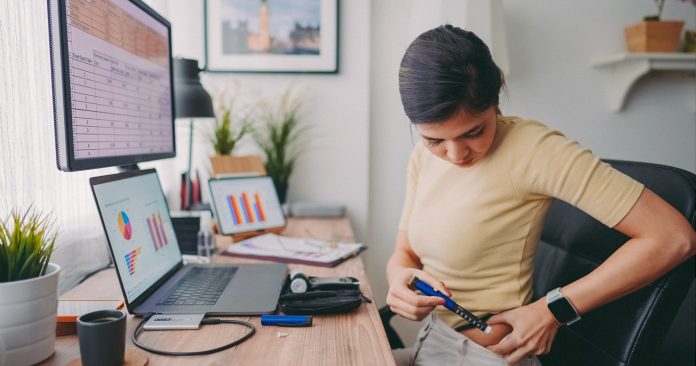 Vivir con diabetes no significa que tengas que frenar tu rutina laboral. Con pequeños ajustes puedes mantener tu energía.