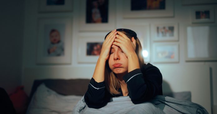 Dormir mal por estrés laboral: cómo el trabajo y las pantallas están afectando tu descanso