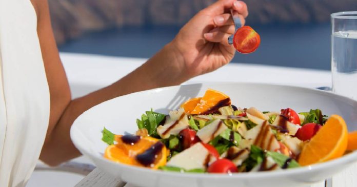 Un nuevo estudio ha mostrado que la dieta mediterránea logra reducir hasta un 25 % el riesgo de padecer ictus en mujeres posmenopáusicas.