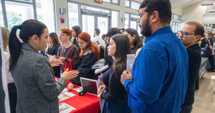 La Escuela de Farmacia del Recinto de Ciencias Médicas de la Universidad de Puerto  Rico (RCM-UPR) celebró con éxito su Feria de Empleo anual.