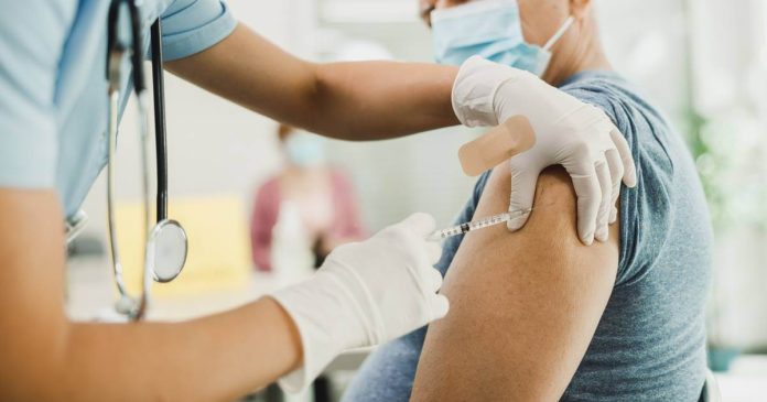 El herpes zóster o también denominado como culebrilla, es un síndrome viral que es causado por la reactivación del virus varicela-zóster.