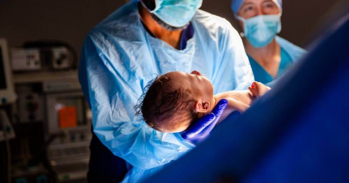 Por primera vez en el Reino Unido una mujer dio a luz a un bebé luego de recibir un trasplante de útero de una donante fallecida.