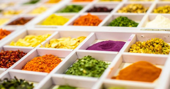 FDA redefine etiqueta “sin colorantes artificiales” y aprueba nuevos aditivos naturales