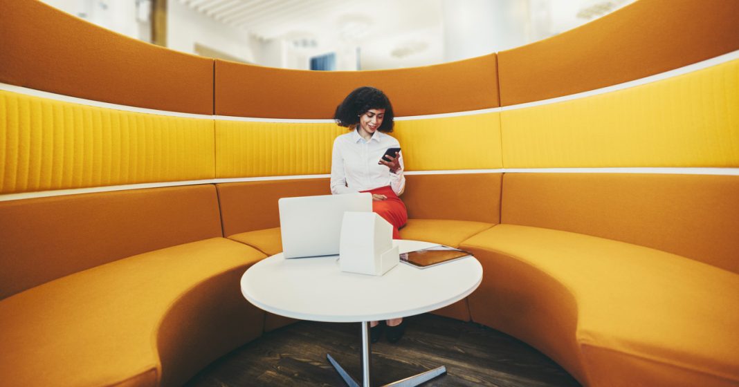 El poder de los colores: cómo la ropa y los espacios influyen