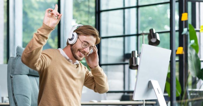 Escuchar música en el trabajo: lo que dice la ciencia sobre sus beneficios