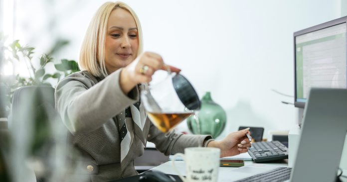 Tés e infusiones en la oficina: pequeños rituales que ayudan a calmar la ansiedad