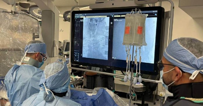 Se realizó con éxito la primera trombectomía cerebral en el Hospital Auxilio Mutuo, donde se incorporó su capacidad clínica.