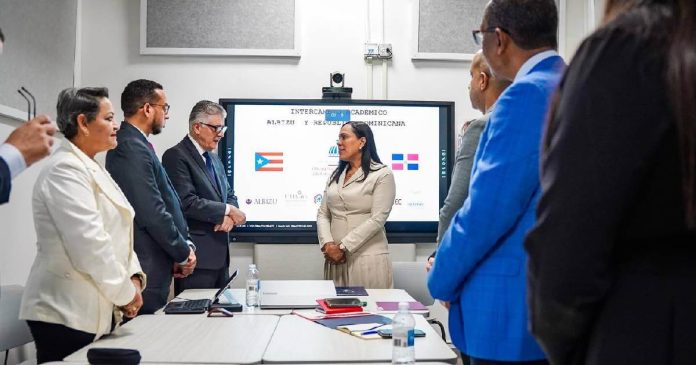 Una delegación de la República Dominicana, encabezada por el Roberto Santana, junto a rectores, decanos y funcionarios.