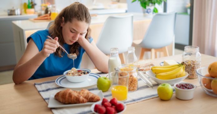 El tratamiento de la obesidad infantil suele requerir la participación de toda la familia. Los especialistas señalan que los cambios en la alimentación y en la rutina diaria deben realizarse de manera gradual y con acompañamiento profesional.