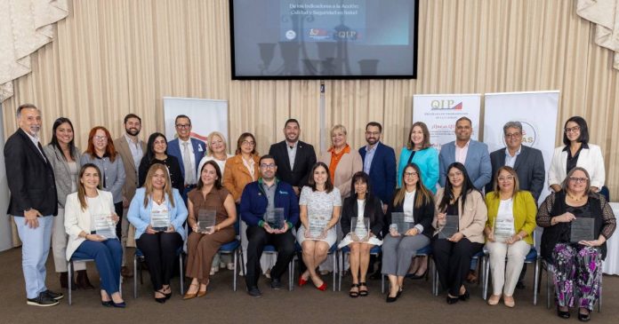 Foto AHPR - Representantes de instituciones hospitalarias reconocidas por la Asociación de Hospitales de Puerto Rico bajo su programa Quality Improvement Program (QIP)