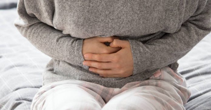 Mujer con dolor de estomago