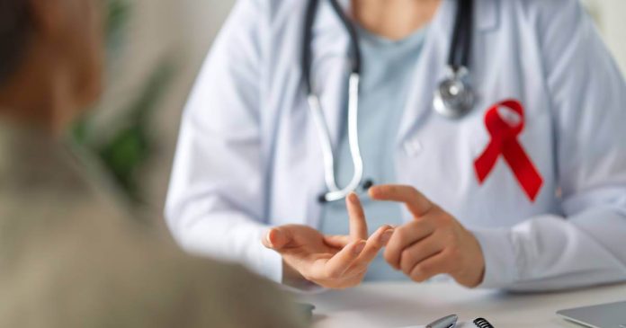 Un hombre de 62 años tras recibir un trasplante de células madre para tratar un cáncer de sangre, logró estar en remisión de VIH
