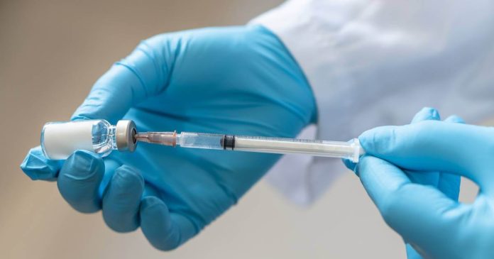 La meningitis es la inflamación de los tejidos que rodean el cerebro y la médula espinal, puede ser de origen infeccioso o no infeccioso.