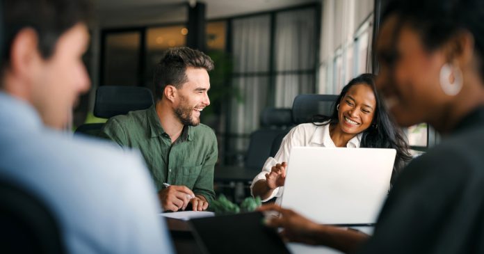 Cómo ser más feliz en el trabajo: claves respaldadas por la ciencia para mejorar tu bienestar diario
